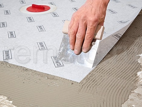 Comment équiper un siphon de sol dans la salle de bain : on équipe une douche sans palette