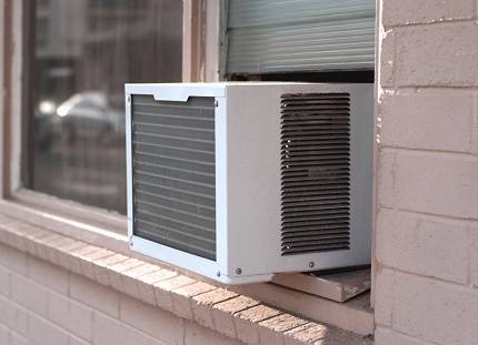 Installation d'un panier pour climatiseur sur la façade: instructions d'installation et détails des travaux