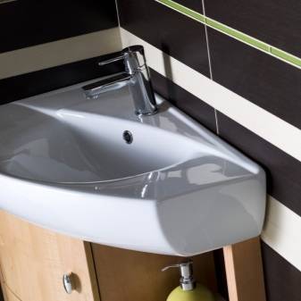 Lavabos d'angle dans la salle de bain: aperçu + instructions d'installation