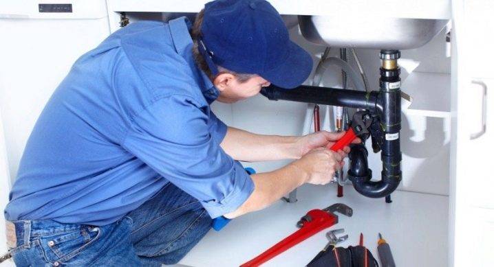 Comment fixer correctement l'évier au mur: une analyse détaillée étape par étape des travaux d'installation