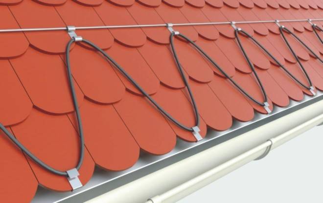 Instructions pour l'installation de gouttières pour le toit: comment effectuer vous-même les travaux d'installation