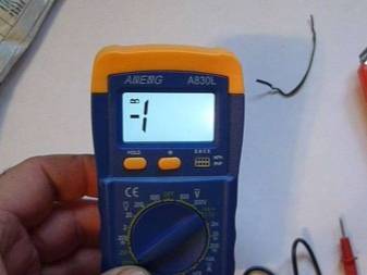 Comment vérifier la tension dans une prise avec un multimètre: règles de mesure