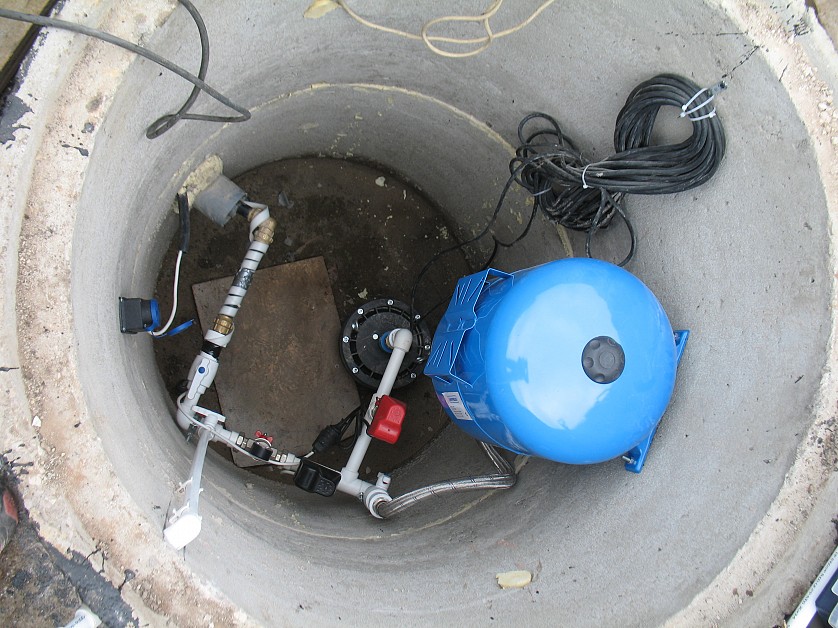 Installation et raccordement d'une pompe de surface à un puits : choix de l'emplacement et étapes des travaux