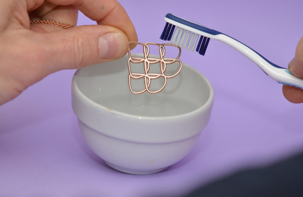 Nous nettoyons l'or à la maison : des moyens efficaces