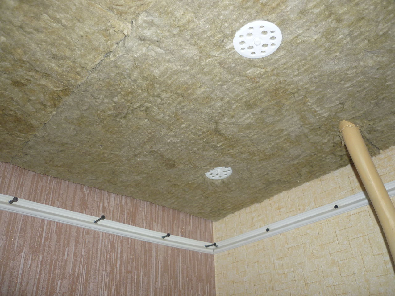 Insonorisation sous plafond tendu dans un appartement : prix, options