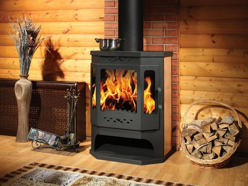 Comment choisir un poêle-cheminée pour chauffer une maison de campagne