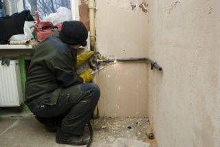 Les conduites de gaz sont changées dans la maison: les nuances du remplacement des conduites de gaz dans un immeuble