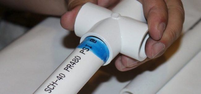 Raccordement de tuyaux en plastique à des tuyaux métalliques: une analyse des meilleures méthodes et des nuances d'installation