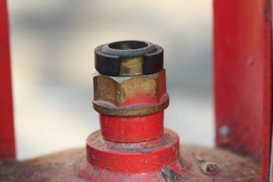 Élimination des fuites dans une bouteille de gaz: que faire si le robinet empoisonne et fait fuir la valve