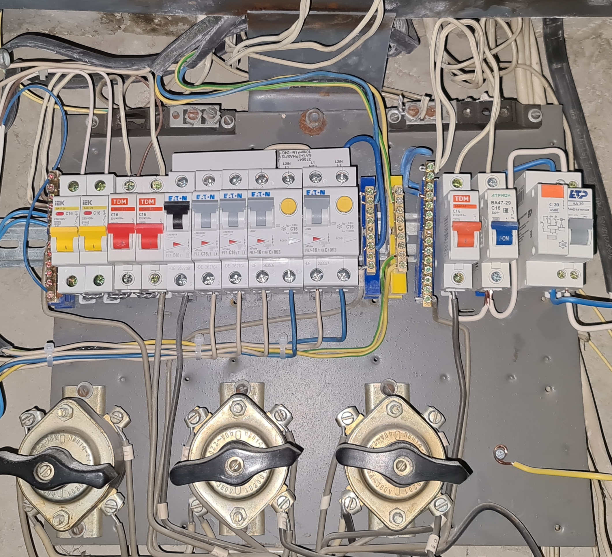 Commutateur par lots: qu'est-ce que c'est et à quoi ça sert + schéma de connexion