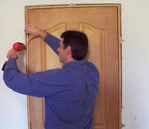 Instructions étape par étape pour installer une porte intérieure de vos propres mains