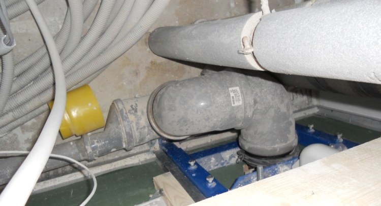 Comment effectuer correctement la ventilation dans les toilettes et la salle de bain: installez et connectez une hotte d'évacuation forcée selon le schéma et les éléments du système dans une maison privée de vos propres mains