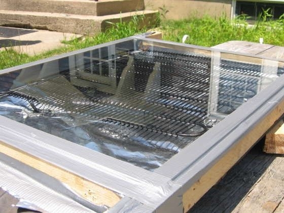 Comment fabriquer un capteur solaire pour chauffer l'eau de vos propres mains