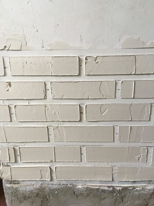 Imitation d'un vrai mur de briques avec vos propres mains à partir de différents matériaux