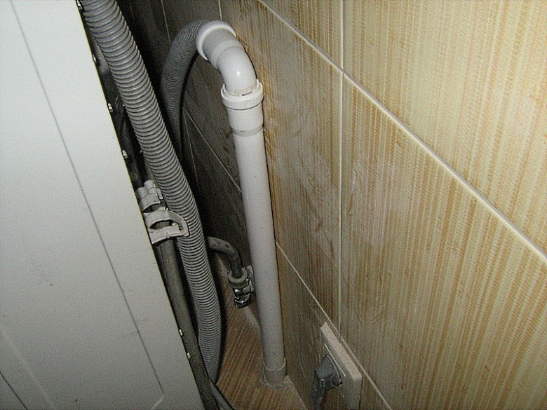 Comment connecter indépendamment la machine à laver à l'alimentation en eau, aux égouts et à l'électricité