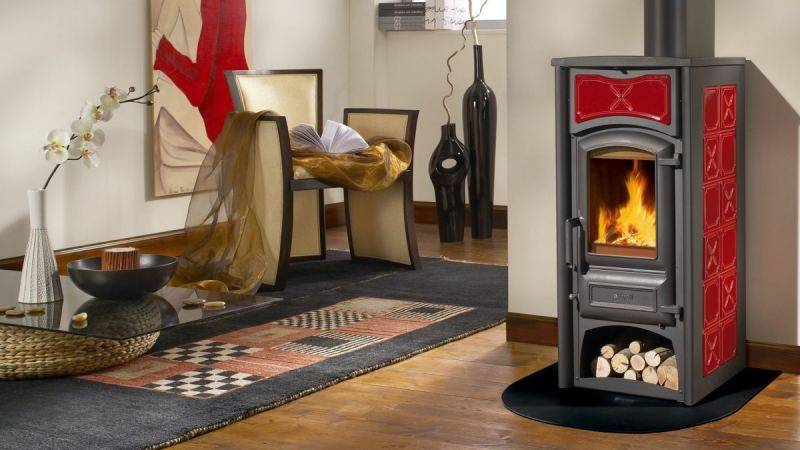Organisation du chauffage des bâtiments multi-pièces à l'aide de poêles à bois