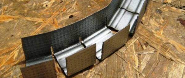 Comment faire un écran pour un bain de carreaux: des moyens d'auto-arrangement