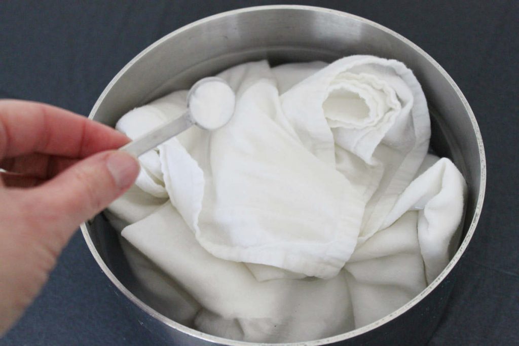 Comment blanchir le linge de lit blanc à la maison contre la matité, le jaunissement et la décoloration