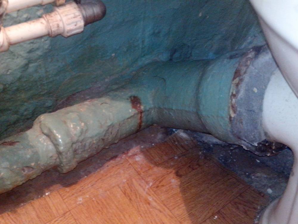 Remplacement d'un égout en fonte par un égout en plastique: pourquoi est-il nécessaire, la procédure de conduite, l'insonorisation