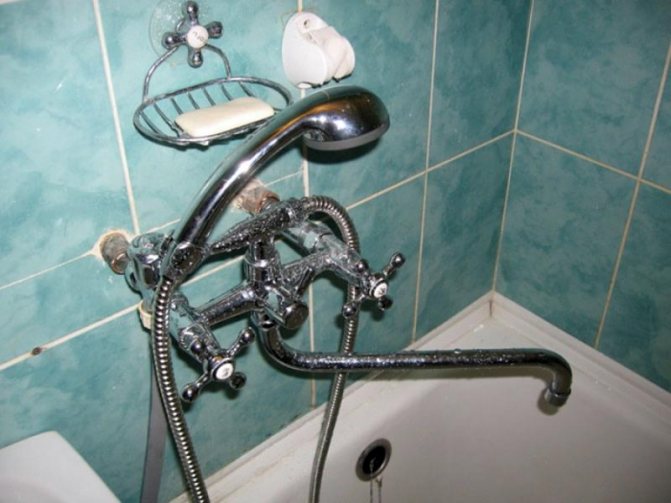Installation correcte du robinet dans la salle de bain de vos propres mains