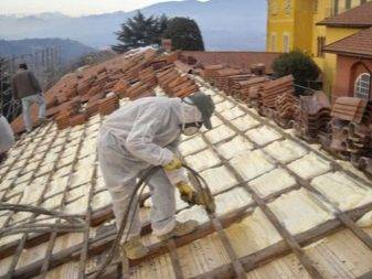 Comment isoler le plafond de la maison du côté du grenier