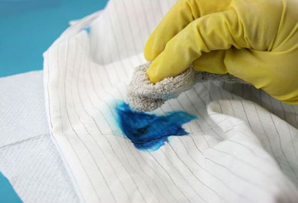 Comment éliminer facilement les marques de stylo des chemises à l'aide de la laque pour cheveux