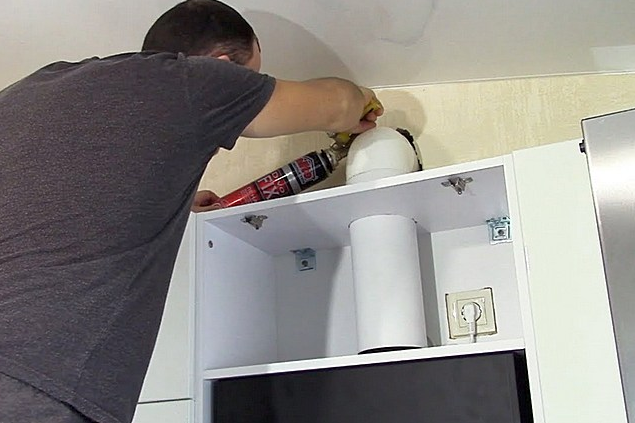 Comment connecter la hotte de la cuisine à la ventilation: un guide de travail