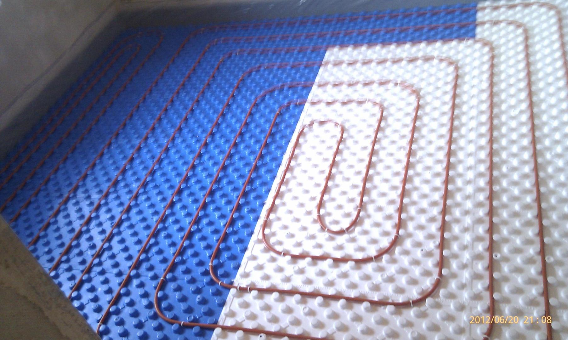 Tapis pour sols à eau chaude (59 photos): éléments chauffants à bossages, propriétés d'isolation thermique pour la pose, comparaison avec les types électrique et carbone