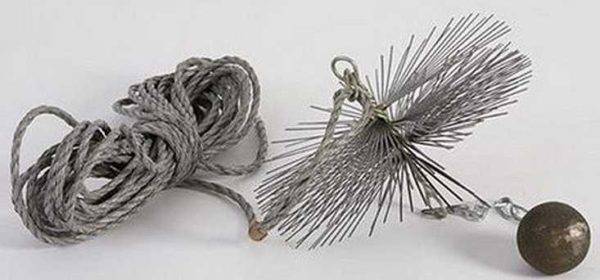 Nettoyer les cheminées des poêles et cheminées de la suie: les meilleurs moyens et méthodes pour se débarrasser de la suie dans la cheminée