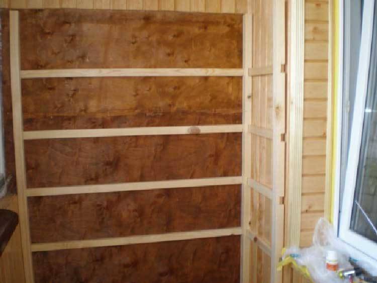 Comment faire une armoire à faire soi-même sur le balcon: idées et instructions pour assembler des meubles