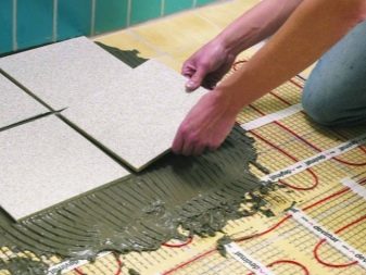 Chape sur un sol à eau chaude : choix de l'épaisseur et méthodes d'appareils populaires