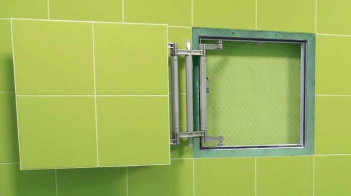 Trappes de plomberie de révision pour la salle de bain et les toilettes: types, règles de placement, caractéristiques de montage