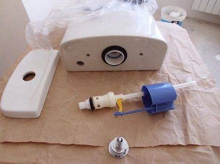 Que faire lorsque le réservoir des toilettes fuit : un aperçu des causes possibles et de la réparation