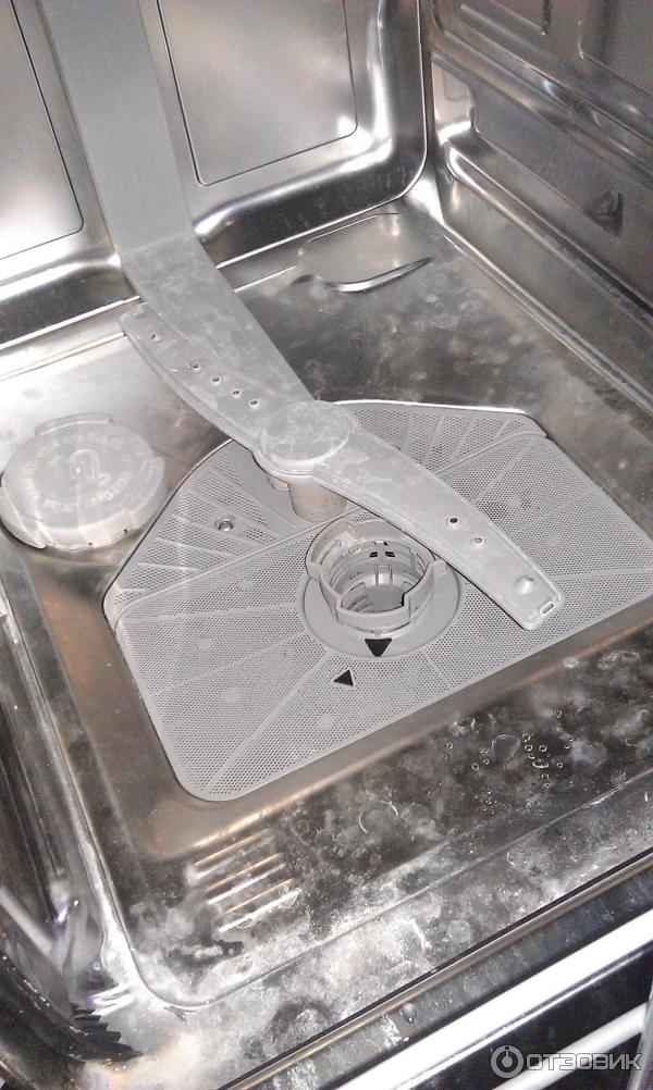 Pourquoi un revêtement blanc apparaît-il dans le lave-vaisselle ?