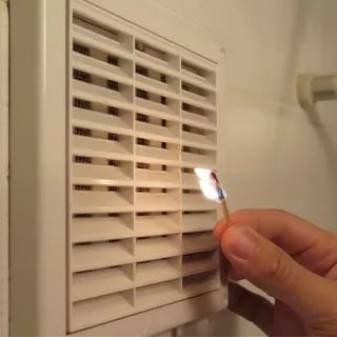 Installer un ventilateur d'extraction à faire soi-même dans la salle de bain