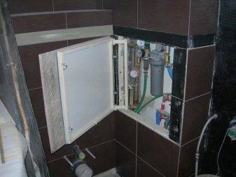 Trappes de plomberie de révision pour la salle de bain et les toilettes: types, règles de placement, caractéristiques de montage