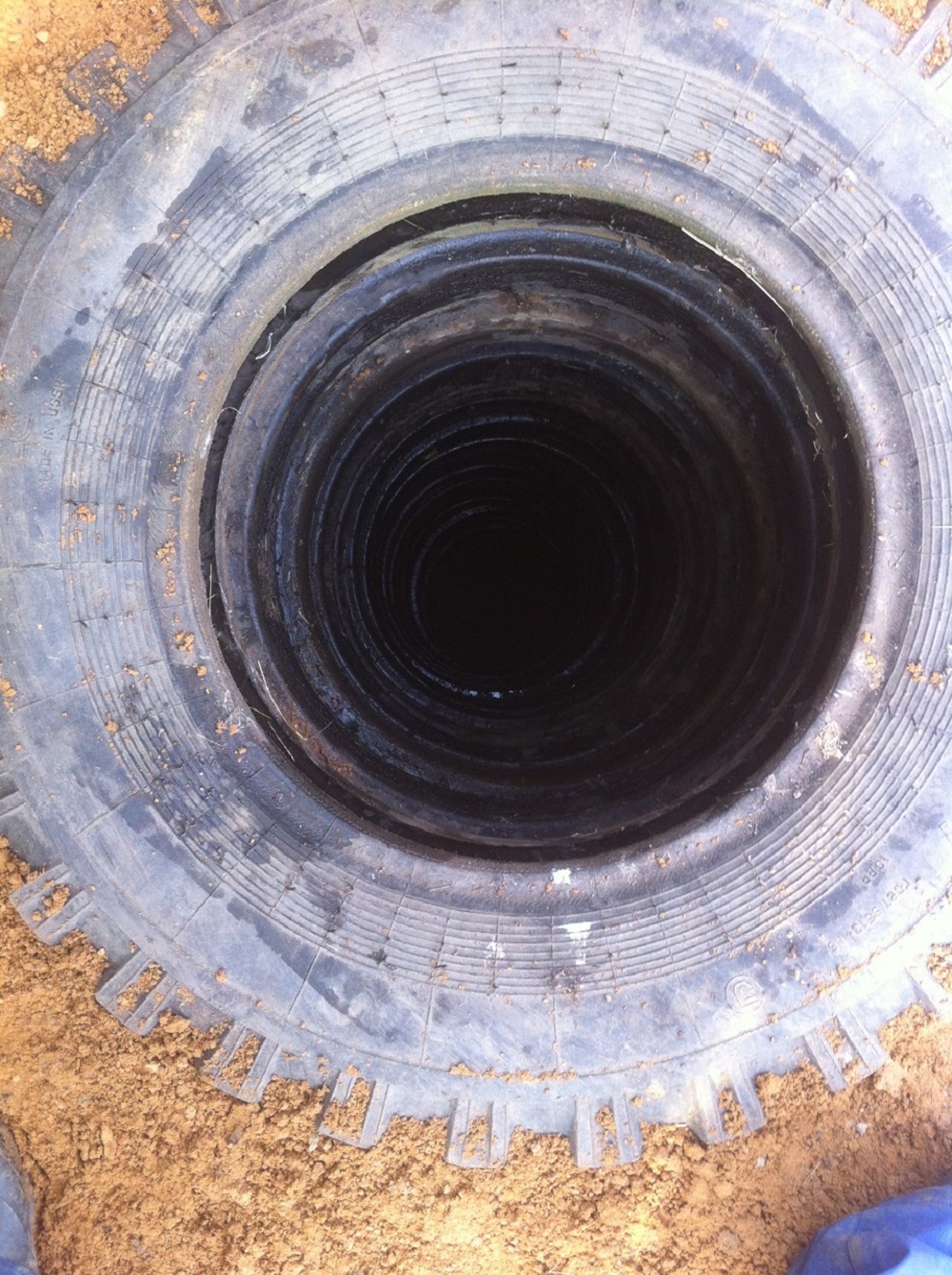 Une fosse de vidange en pneus est la version la plus simple d'un dispositif d'égout autonome dans une maison de campagne ou dans une maison privée