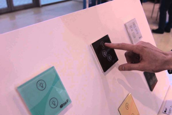 Interrupteur d'éclairage avec télécommande : types + revue des MEILLEURES marques