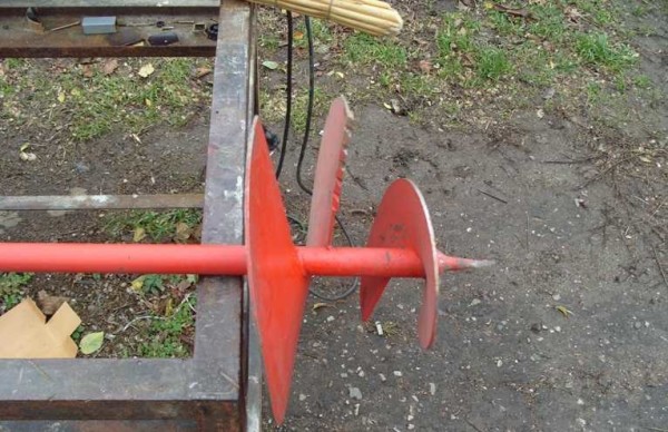 Clôture à faire soi-même à partir d'une feuille profilée: instructions pas à pas pour la construction d'une clôture