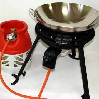 Faire le plein de cartouches de gaz pour brûleurs de vos propres mains: instructions pour différents types de bouteilles