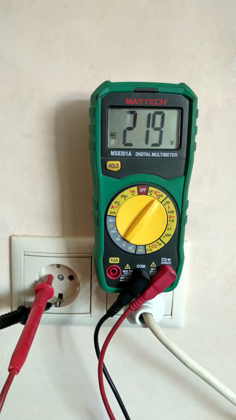 Comment vérifier la tension dans la prise avec un multimètre