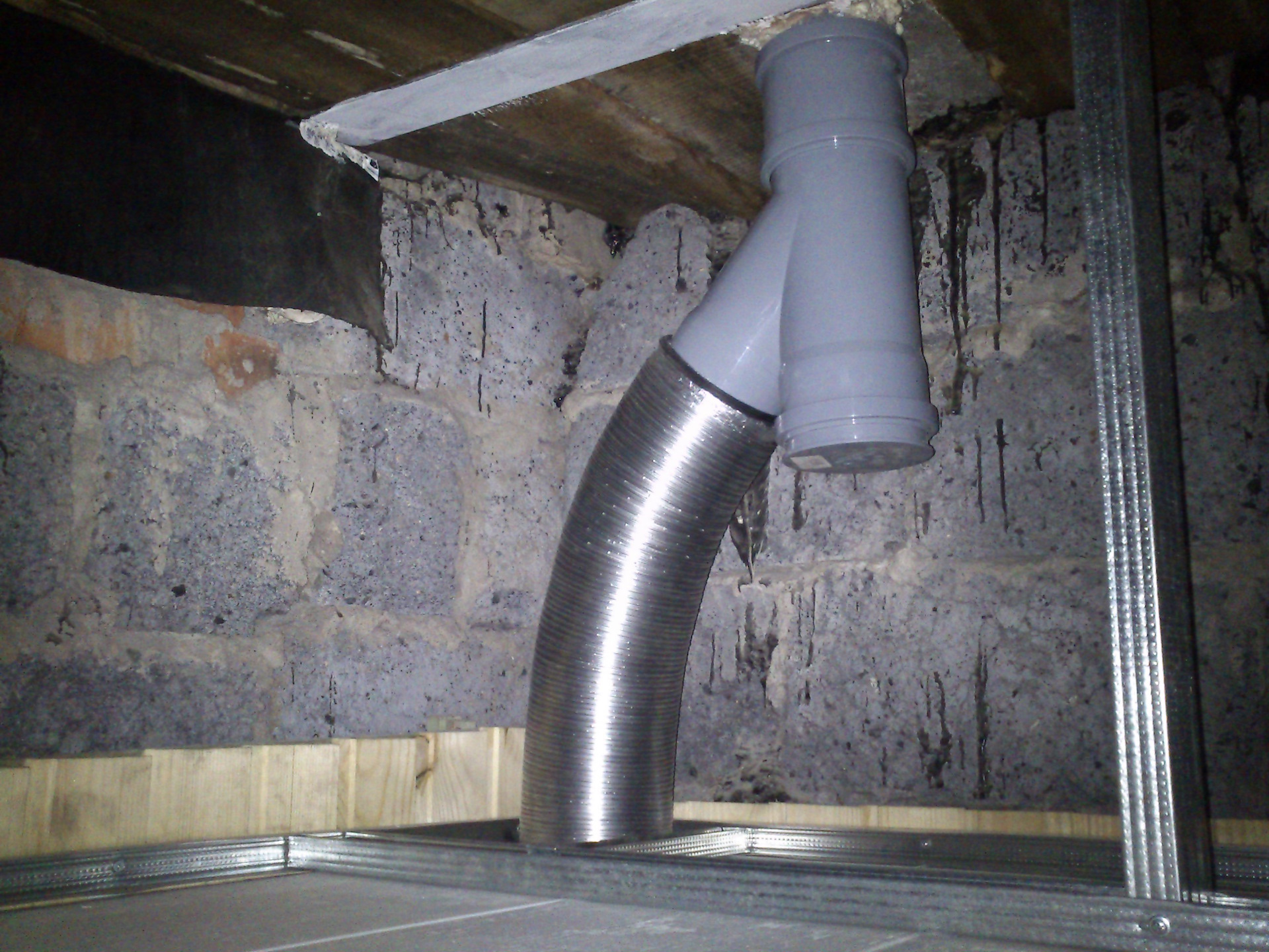 Condensation dans la ventilation d'une maison privée: causes de l'accumulation d'humidité et moyens de résoudre le problème