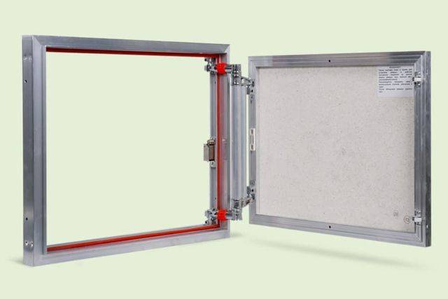 Installation à faire soi-même d'une trappe de visite sous un carrelage