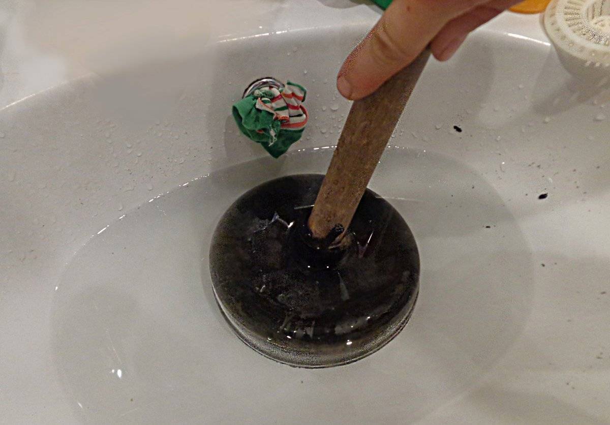 Comment nettoyer un drain d'évier avec du sel