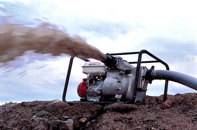 Pompe de drainage des eaux sales: comment choisir une pompe à boue de surface submersible, profonde, centrifuge, quelle pompe de jardin puissante est préférable de choisir, en choisissant une pompe à eau sale