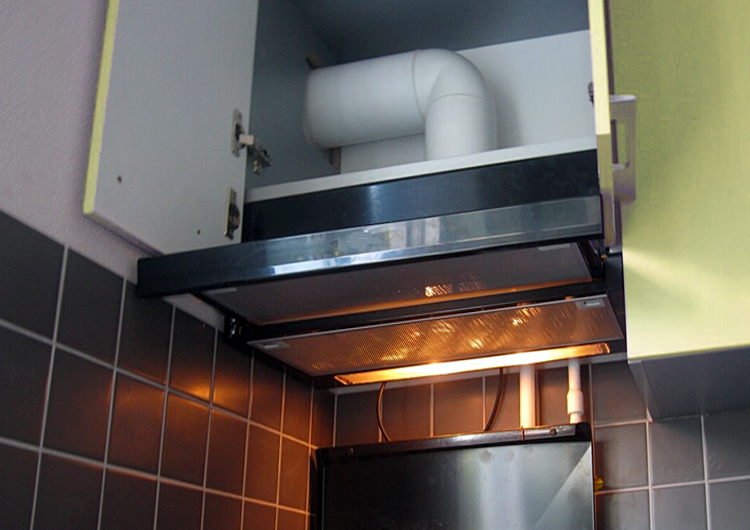 Conduit d'air pour évacuation dans la cuisine: types de produits en forme et en taille, caractéristiques d'installation, conseils d'installation