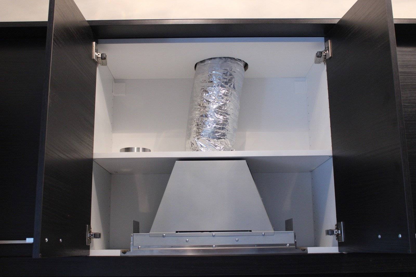 Installer une hotte inclinée dans la cuisine : règles et astuces