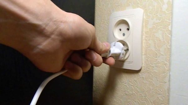 Sortez-le immédiatement : pourquoi vous ne devriez pas laisser votre chargeur branché