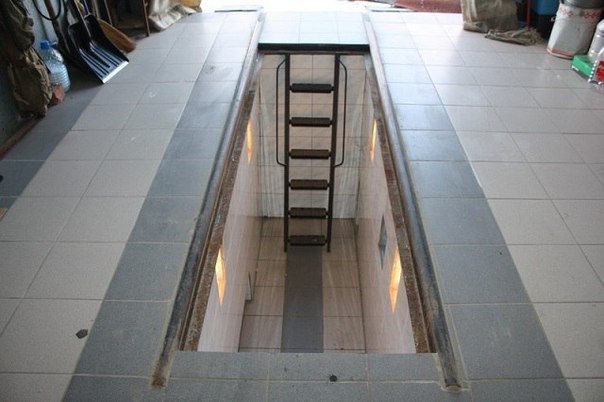 La taille du trou d'inspection dans le garage: la largeur et la profondeur optimales pour une voiture, est-ce nécessaire, les exigences, le matériel photo