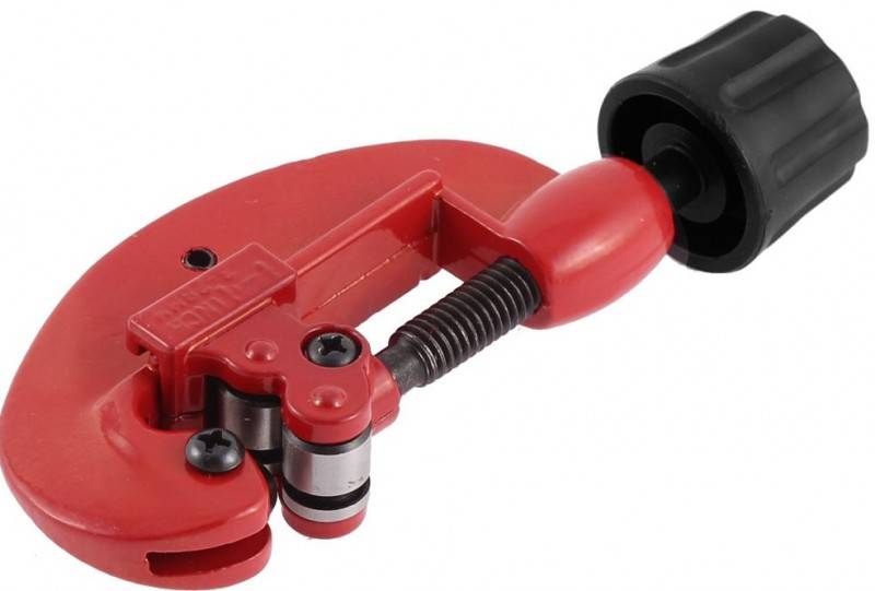 Coupe-tube pour tuyaux métal-plastique: types, lequel choisir et comment l'utiliser correctement